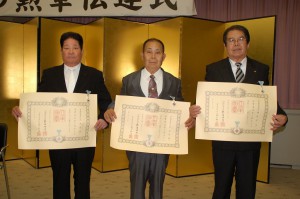 村田県警本部長から勲章、勲記を伝達された（左から）立津さん、本永さん、福原さん＝４日、県警本部