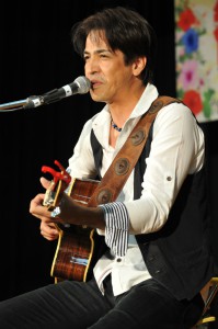 歓迎ぷからすパーティーで歌う宮古出身の下地勇さん。県内外、海外でミャークフツを歌で広めた