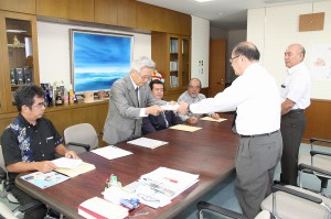 長濱副市長（右手前）に提言文を手渡す真栄城会長（左から２人目）＝22日、市長室
