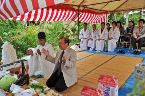 関係者が集い稲石祭で上布の継承と発展を誓った＝30日、旧宮古神社跡地