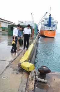 コンクリートの劣化など港の老朽化について調査した＝８日、平良港