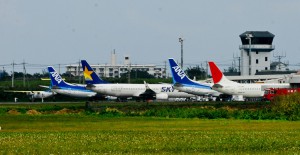 那覇空港の緊急閉鎖で、宮古空港のスポットは同時に５機が駐機するなどの事態が生じた＝19日、宮古空港