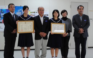 受賞を村長に報告した西原さん（左から２人目）と大浜さん（同４人目）