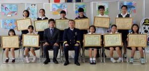 青い海・図画コンクールで入賞した児童、生徒ら＝19日、平良港湾合同庁舎