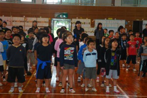 元気よく合唱する子どもたち＝佐良浜小学校の体育館