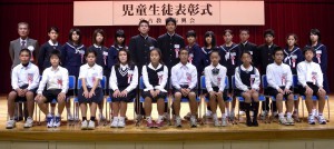 勉学やスポーツ、ボランティア活動などで活躍した児童生徒25人が表彰された＝10日、宮古島市中央公民館