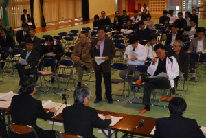 参加者らが活発な意見・提言を述べた＝17日、伊良部高校の体育館