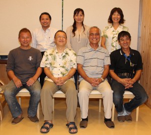 宮古島方言の普及、継承を目的に「ミャークフツカラオケ大会」を３月に開催する竹井太代表（前列左から２人目）らメンバー