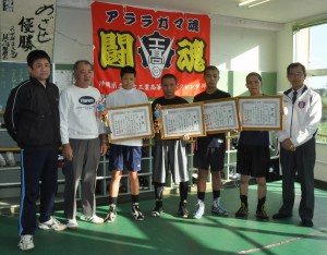 県ボクシング選手権で上位入賞した（左３人目）から長濱君、比嘉君、松川君、川満君＝27日、宮古工業