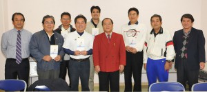 本村会長（右から４人目）から５団体に報奨金が贈呈された＝13日、市陸上競技場