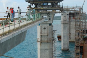 現場を点検する参加者ら＝７日、建設中の伊良部大橋