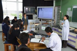 フューチャースクール事業がスタートすると、電子黒板などをＩＴを駆使した授業が展開される＝下地中学校
