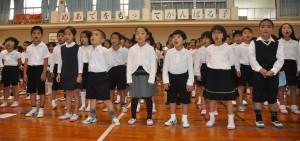 ３学期がスタート。始業式で校歌を歌う児童たち＝６日、平良第一小体育館