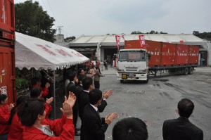 初荷を積んだトラックが出発。参加者全員が拍手で見送った＝11日、菊之露酒造第２工場