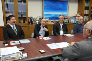 下地市長と談笑する山本さん（左）、遊川さん（同２人目）＝20日、市役所平良庁舎