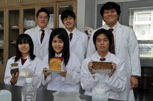 そば粉とそれを材料に作ったパンとケーキを手にする環境班のメンバー＝27日、宮古総合実業高校
