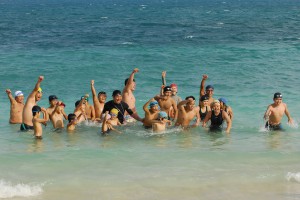 初泳ぎを終え達成感をガッツポーズで示す参加者たち＝１日、パイナガマビーチ