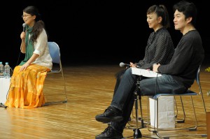 砂川さん（左）を交え、命の大切さについて対談した清水さん（右）と松田さん＝22日、マティダ市民劇場