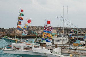大漁を祈願する旗を掲げて停泊する漁船＝23日、佐良浜漁港