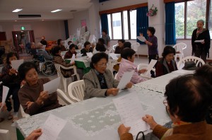 歌いながら中国語の発音を学ぶ参加者ら＝12日、池間離島振興センター