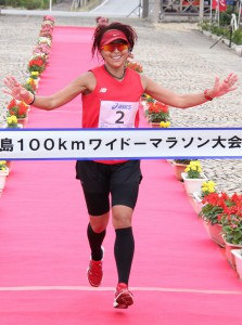 １００㌔女子の部で優勝し９連覇を成し遂げた山澤洋子