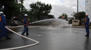 出初め式で放水の訓練を披露する団員＝６日、多良間村役場前