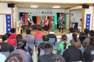 ユーモアあふれる演劇を披露する「飯山劇団」＝23日、みやこ学園