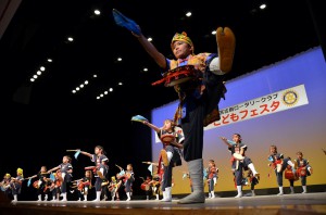 「宮古島の元気を東北に届けよう」と、子どもたちの元気な歌や踊りが披露された＝５日、マティダ市民劇場