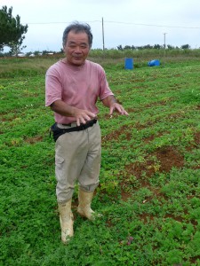 土壌を再生させる農業を始めた川平さん（下地）