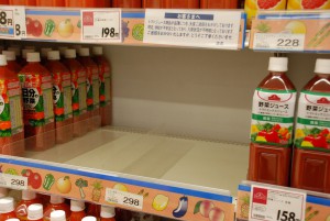 陳列棚からトマトジュースが消えた＝18日、市内のスーパー