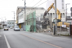 道路拡幅に向けて建物の取り壊しが始まった＝８日、マクラム通り