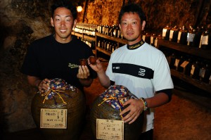 岸田（左）、平野両投手が14升壺を貯蔵した＝14日、多良川蔵元