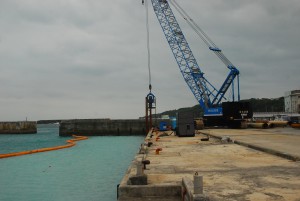 鉄鋼製のくい打ち工事が本格化した＝８日、佐良浜漁港
