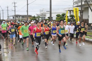 最長Ａコースには最多３３１人が出場してマラソンを満喫した＝26日、佐良浜中学校前