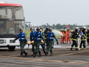 救助班らが重傷の乗客らを搬送した航空機事故消火救難総合訓練＝28日、宮古空港