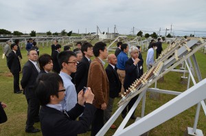 全国から関係者約80人がシンポジウムに参加し、宮古島試験場の見学も行った＝17日、日本ウエザリングテストセンターの宮古島試験場