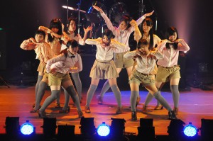 「少女時代」のダンスを披露する「Ｋ・ガールズ」のメンバー＝12日、マティダ市民劇場