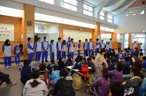 県特別支援学校駅伝に出場する17人の生徒を学校全体で激励した＝９日、宮古特別支援学校