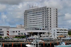 公募で売却される予定の宮古島マリンターミナルのホテル棟。１社が入札して買い取りの意思を示した