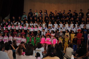 復興応援ソング「明日への虹」を合唱する子どもたち＝11日、多良間小学校体育館