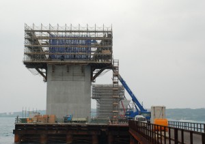 鉄製箱桁を架ける橋脚の工事が行われている＝18日、伊良部大橋建設現場