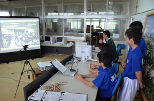 ６年生４人が宮古島の生き物や環境について報告した＝４日、狩俣小学校
