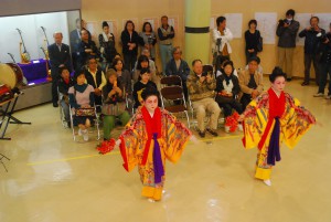オープニングセレモニーでは宮古民謡・三線・琉舞が披露された＝25日、市総合博物館