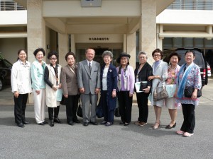 川満弘志教育長（左から５人目）を訪問し日韓芸術交流の発展を求めた女性親善協会の皆さん＝２日、市役所城辺庁舎