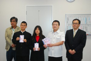 野原会長（右から２人目）が卒園者に卒園祝い金を贈った＝21日、漲水学園