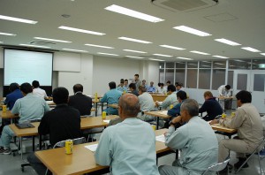 県と市が合同で港湾利用者への説明会を開いた＝19日、宮古島マリンターミナル研修室