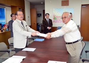 事業計画を長濱副委員長（左）が下地市長に答申した＝２９日、市役所平良庁舎