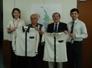 下地市長（左から２人目）と長濱副市長（同３人目）に島シャツを贈った佐久田さん（左）ら＝８日、市役所平良庁舎