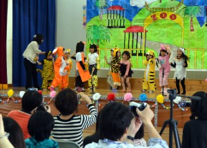 園児たちが元気に躍動した劇「誰がカギを盗んだ？」＝31日、荷川取公民館