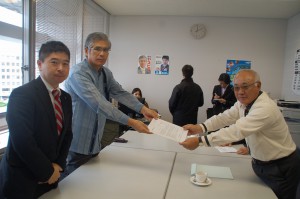 下地市長（右）が新垣県連会長に要請書を手渡した＝９日、民主党沖縄県連